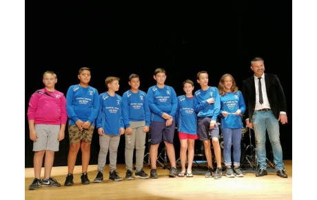Le Maire de Coutras récompense notre équipe U13 pour leur formidable parcours en championnat
